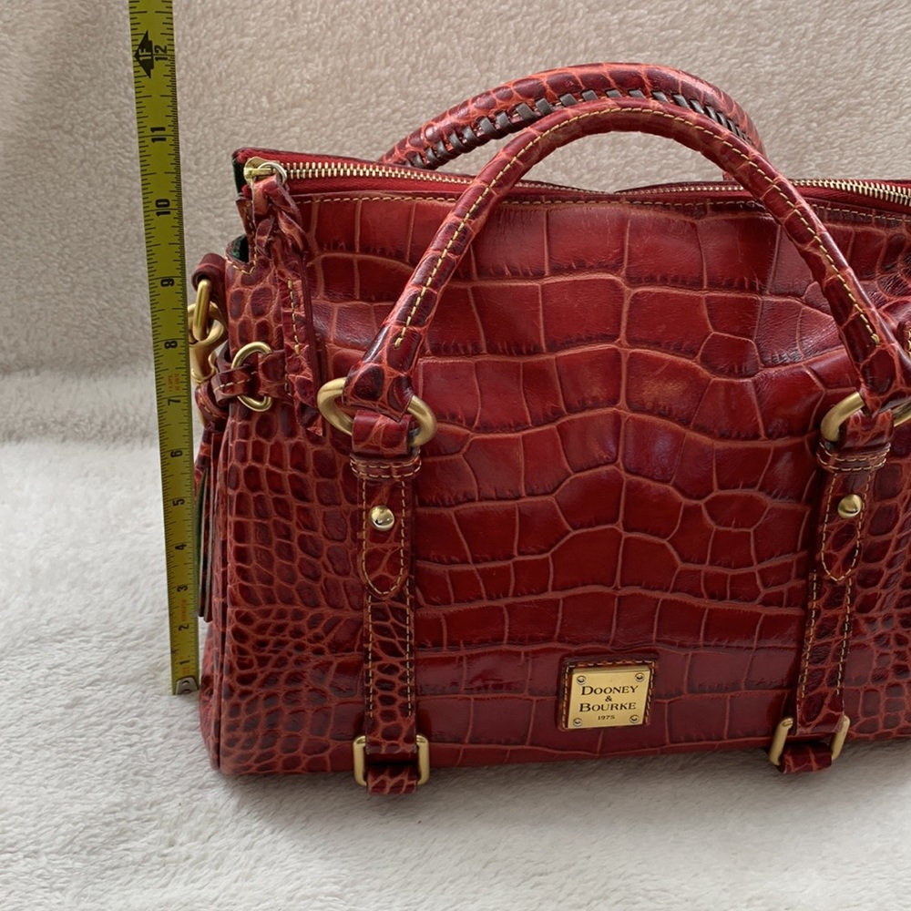 Spectacular Dooney & Bourke Red Crocodile Embossed Leather Handbag - Picture 12 of 15